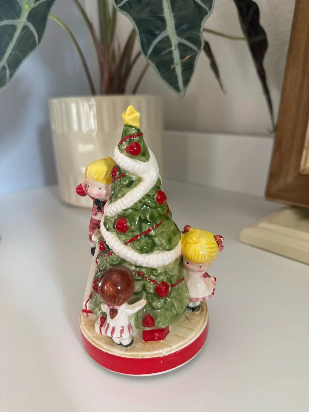Vintage Joan Walsh Anglund Sankyo Ceramic Christmas Tree Figurine Music Box